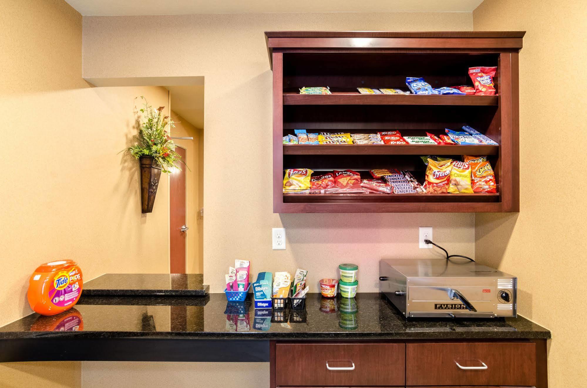 Cobblestone Inn & Suites - Oberlin ภายนอก รูปภาพ